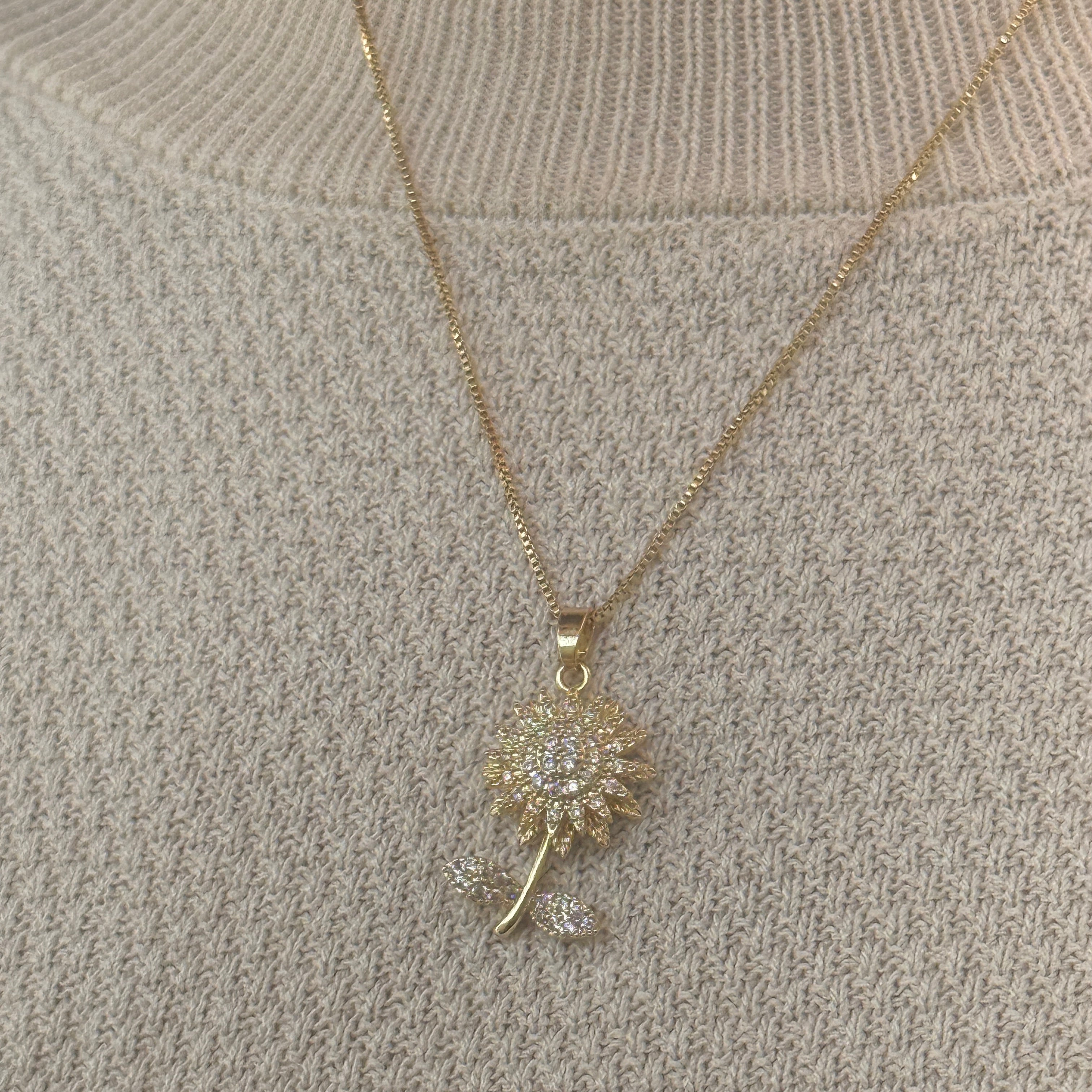 Collar girasol de circón giratorio