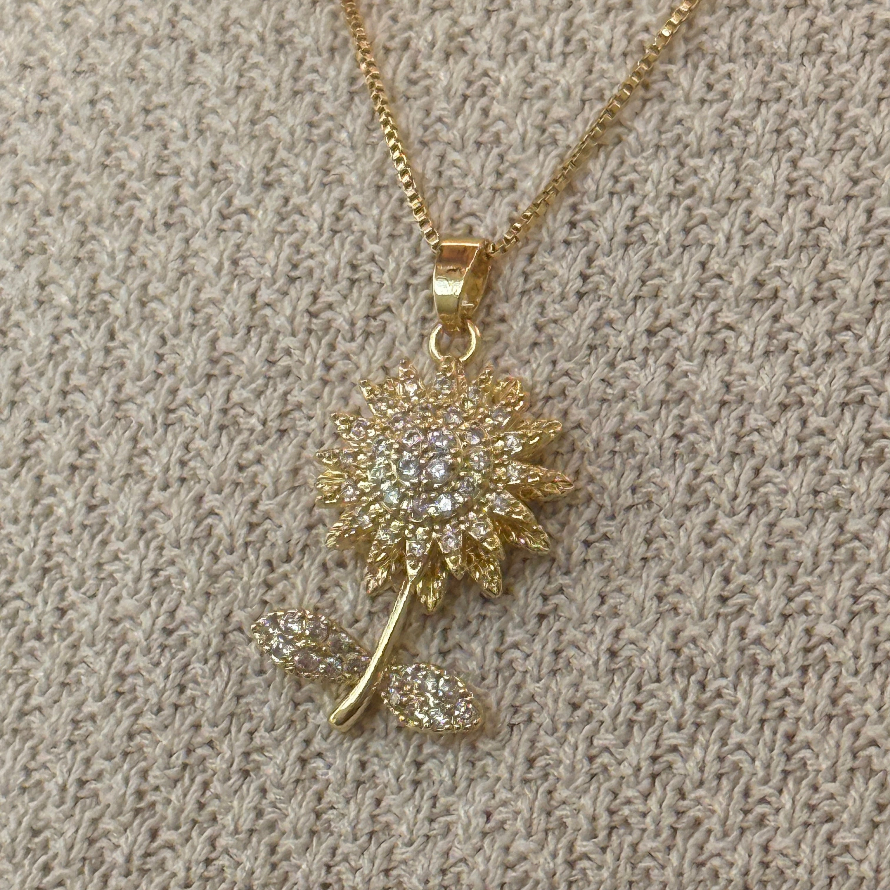 Collar girasol de circón giratorio